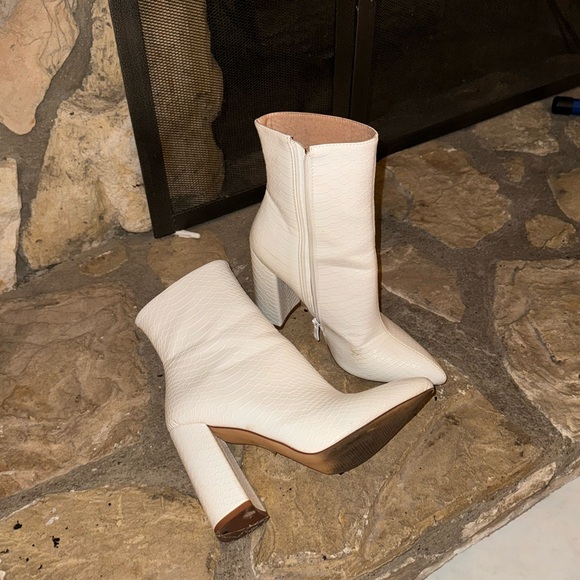 Pretty Little Thing Pointed White Boots Crocodile Textured - Picture 3 of 4